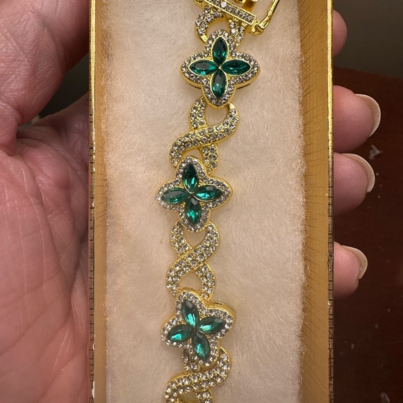 Elegant Gold and Green Bracelet - Picture 4 of 11